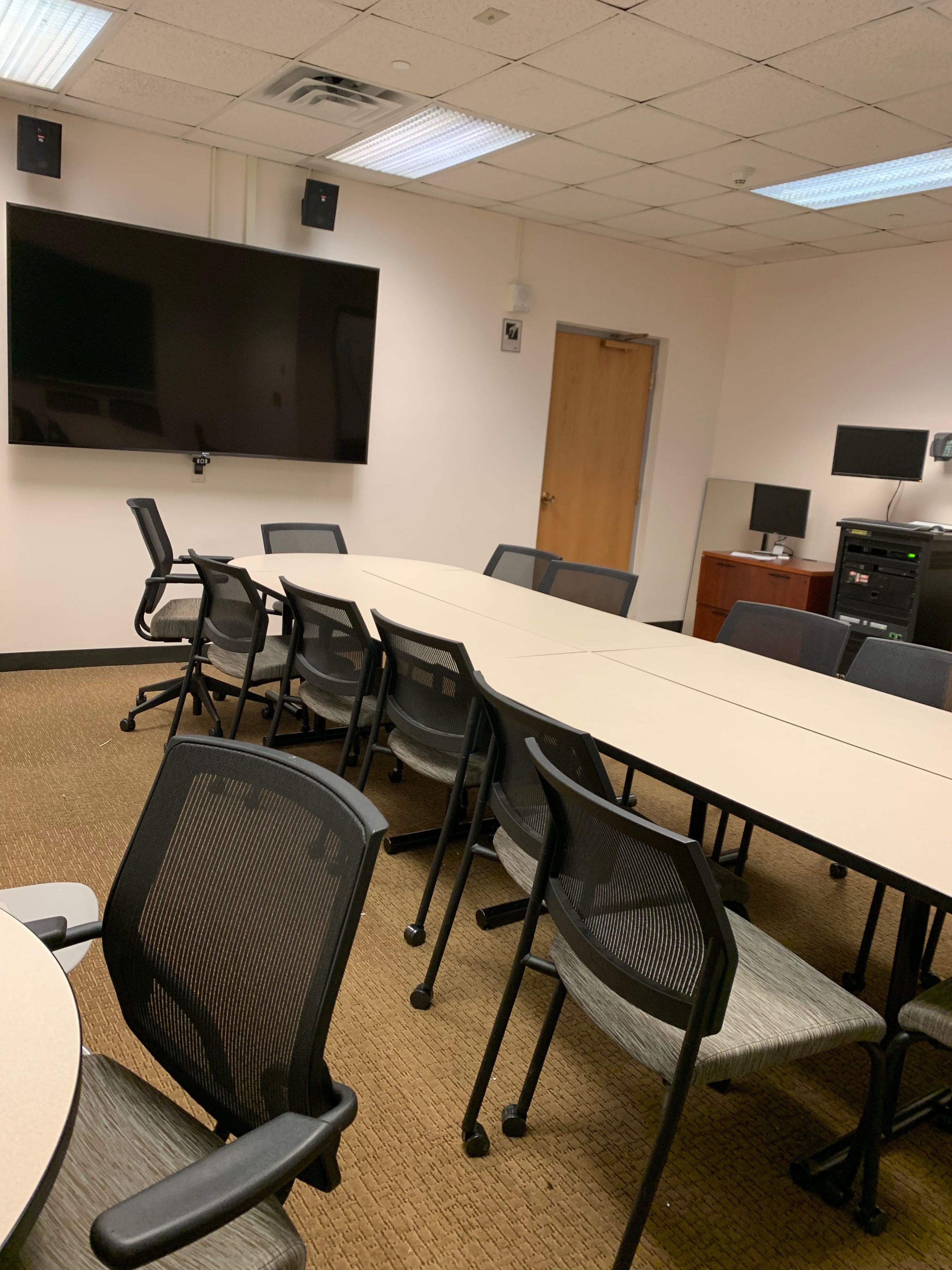 Image of 306A table, chairs, and teaching screen